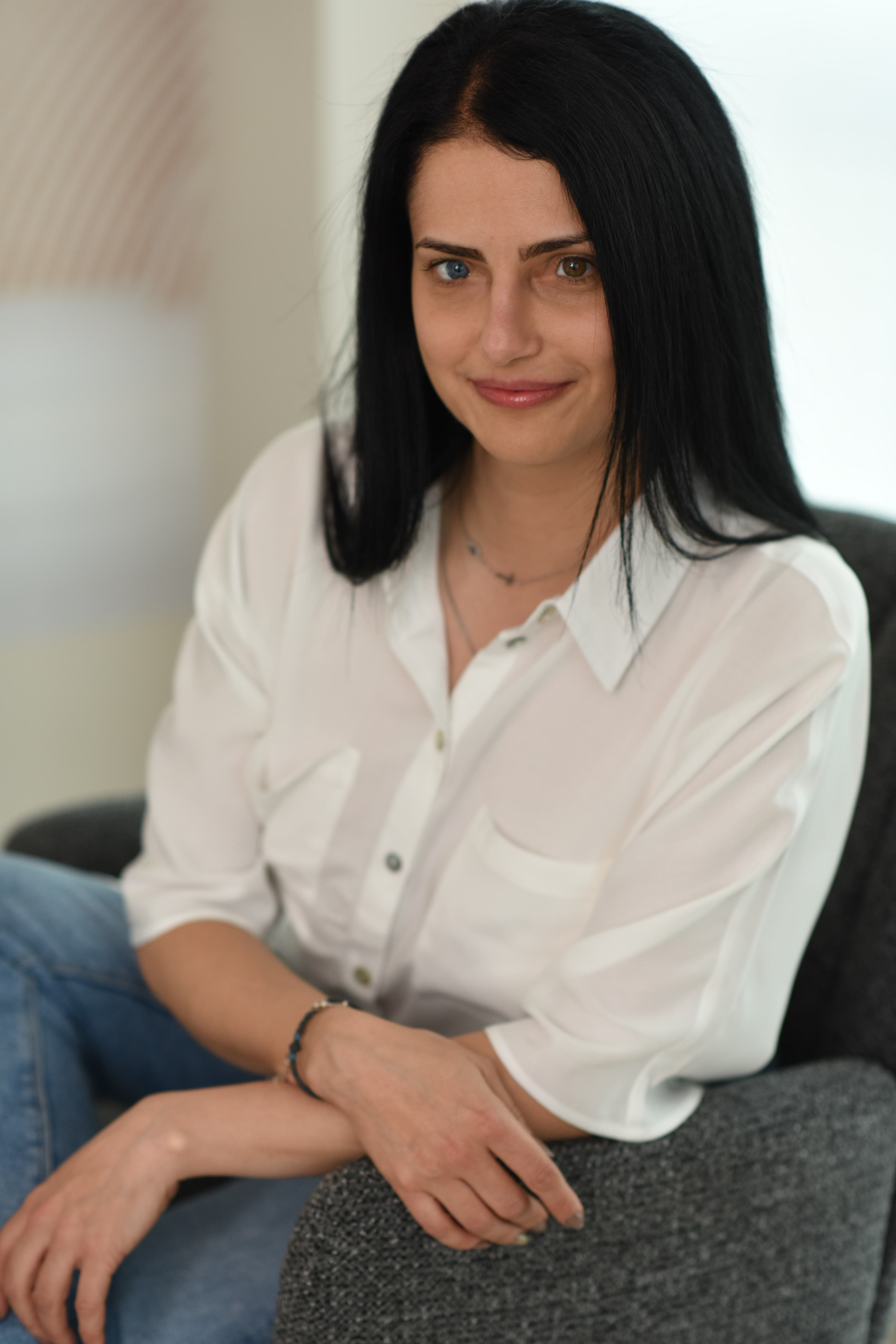 Alexandra Domșa, hipnoterapeut, portret detaliat